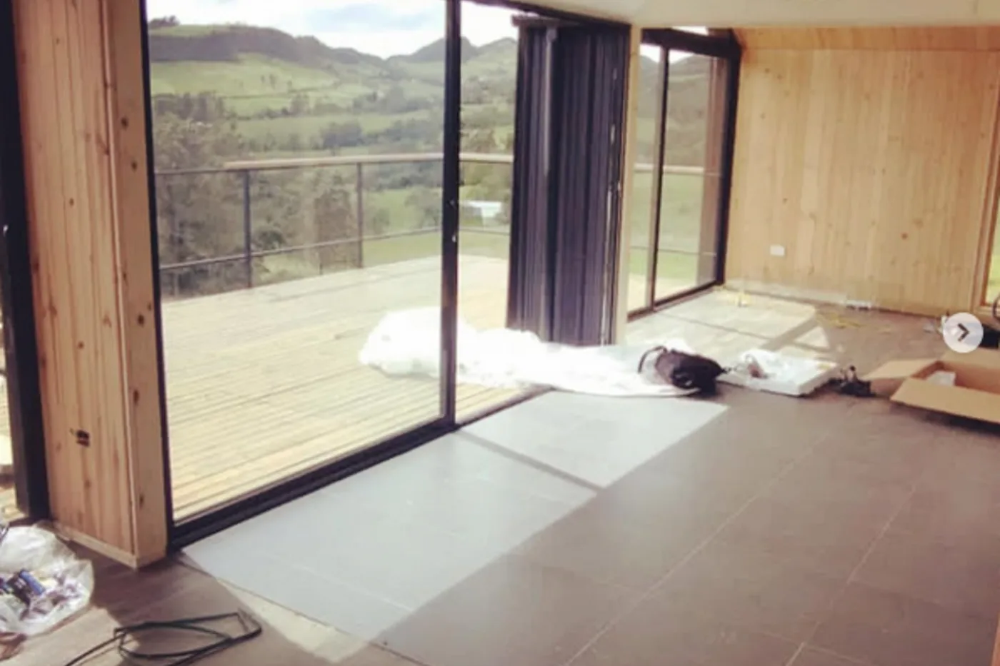 Casa campestre La Calera con cubierta negra, madera natural y vista al paisaje andino